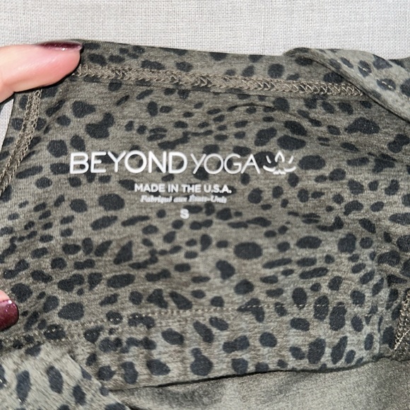 Beyond yoga printed crop performance tank - Picture 6 of 6
